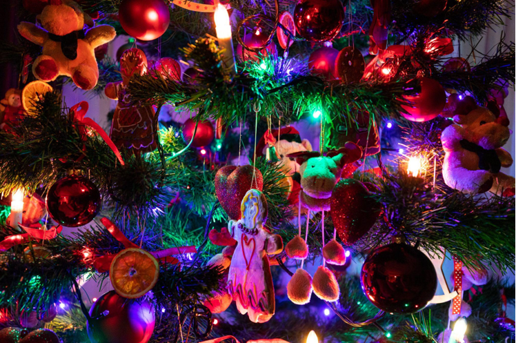 The Benefits of an Artificial Lit Christmas Tree for Your Holiday Decor
